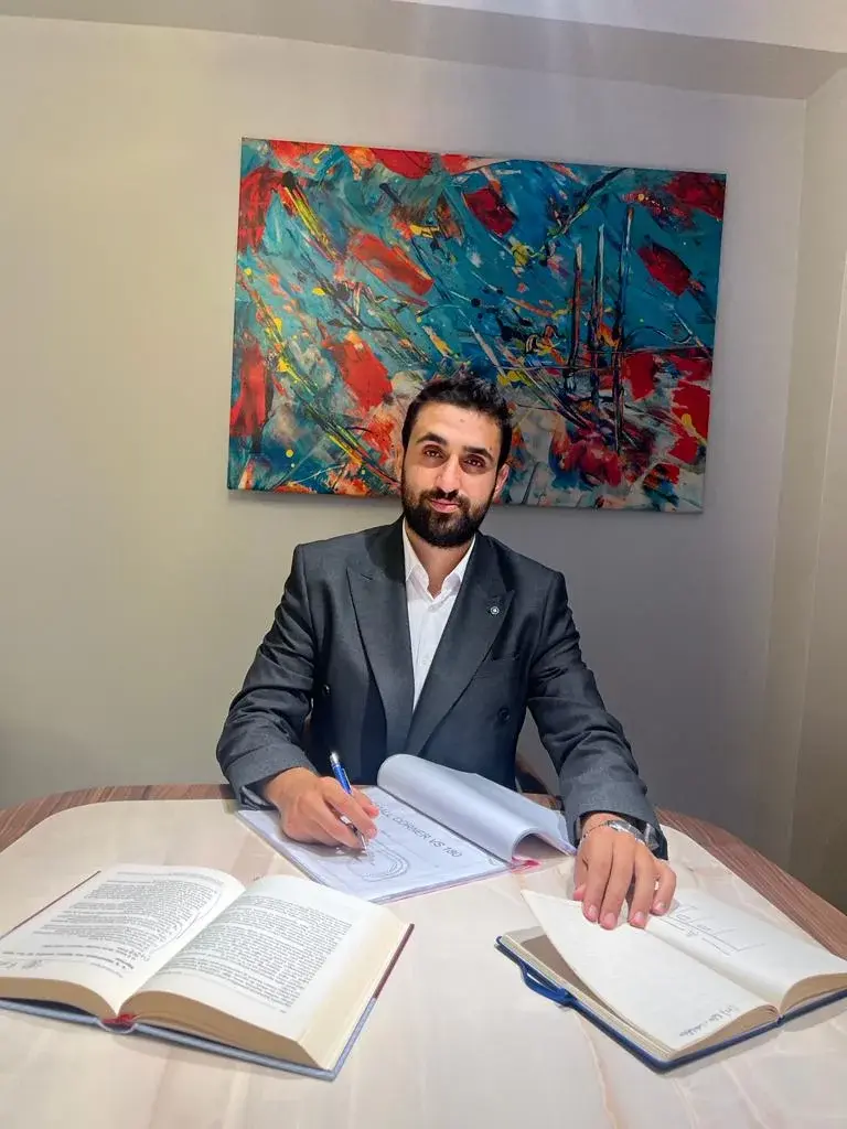 Avukat İsmail Alkan Çalışırken